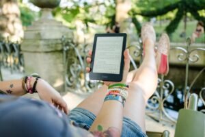 From LifeHacks site: This Kobo Clara Colour E-Reader Is $40 Cheaper Than a Kindle Paperwhite Right Now