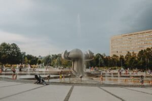 From LifeHacks site: 10 Shows Like ‘Modern Family’ You Should Watch Next