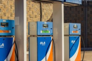 Global Oil Prices Breach $100 as Sri Lanka Navigates Mixed Economic Indicators
