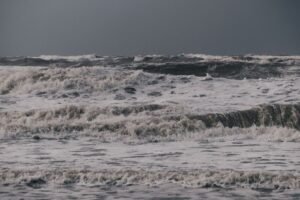 Meteorology Department Issues Amber Advisory Warning of High Waves and Rough Seas