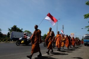 Monks Disperse Demonstration Outside Presidential Secretariat Following Court Directive